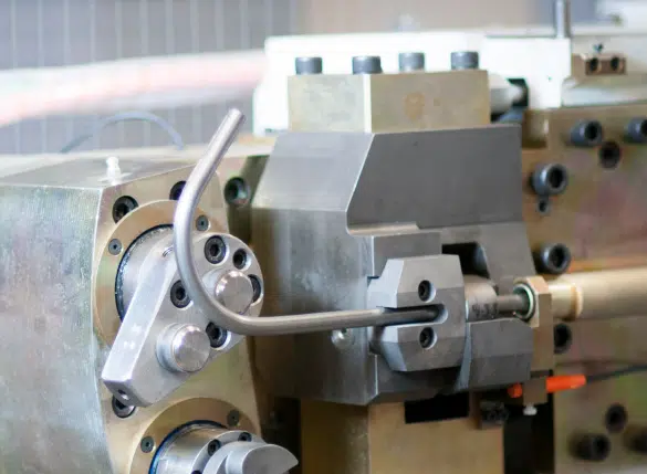 Automated bending head forming a steel wire
